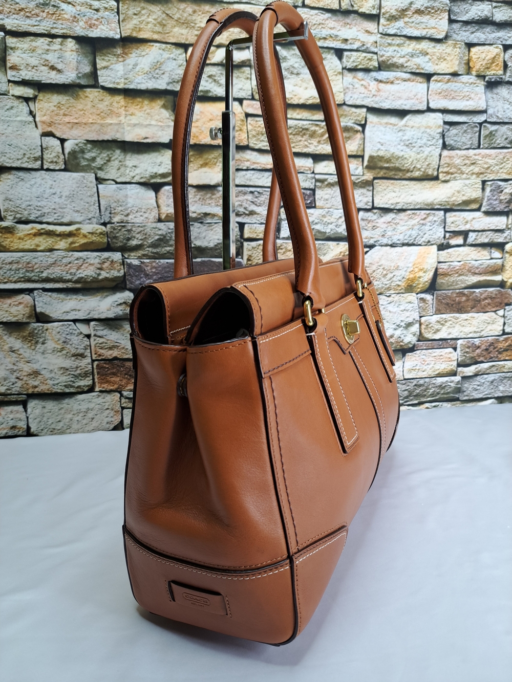 COACH 'HAMPTONS' CARRYALL TURNLOCK SATCHEL GLOVE-TANNED LEATHER, w/DUST BAG - Picture 2 of 16